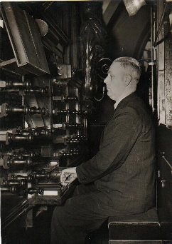 Johan B. van Meurs in actie op het orgel van de Der Aakerk