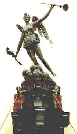 organ Der Aakerk, statue atop the midtower